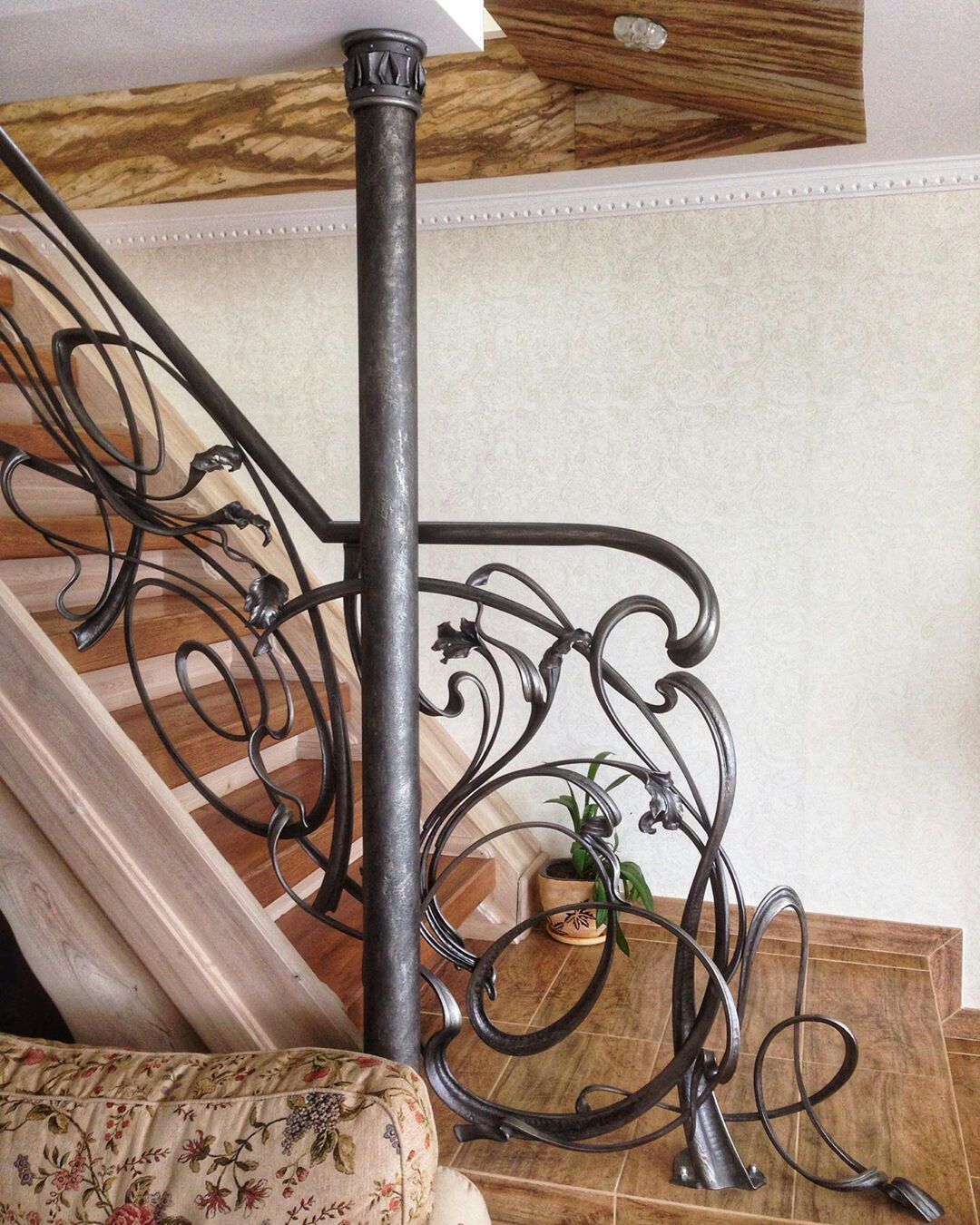 лестница на второй этаж на даче в Санкт-Петербурге и Беларуси